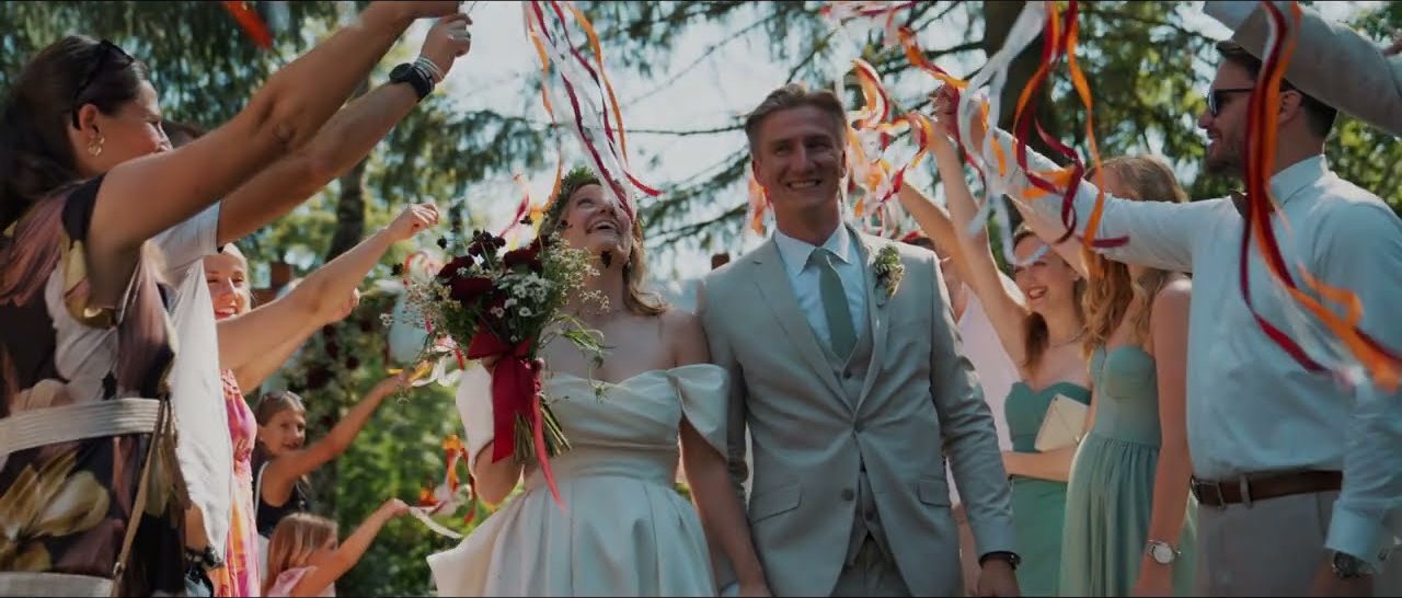 Kader iz poročnega filma Anja in Nejc — Ranč Mackadam