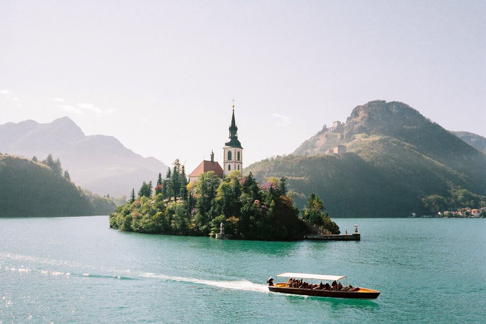 Blejsko jezero z otoško cerkvico — prizorišče za poročni video